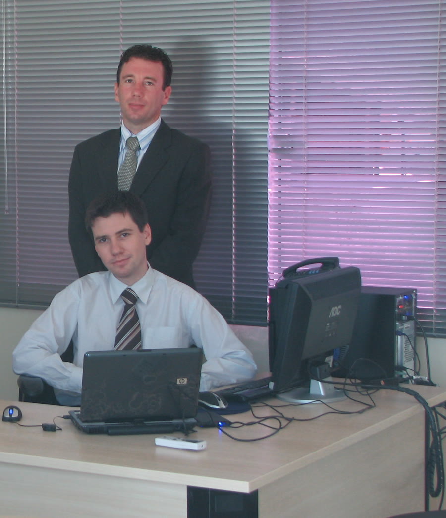 Dr. Anderson Macohin, em pé, e André Macohin, sentado ao computador, nos primeiros anos do Projeto Macohin
