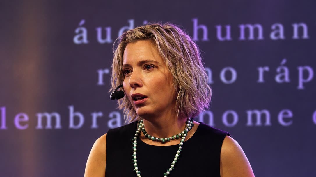 Alice Bacilla Munhoz da Rocha bei einem Vortrag, am Mikrofon