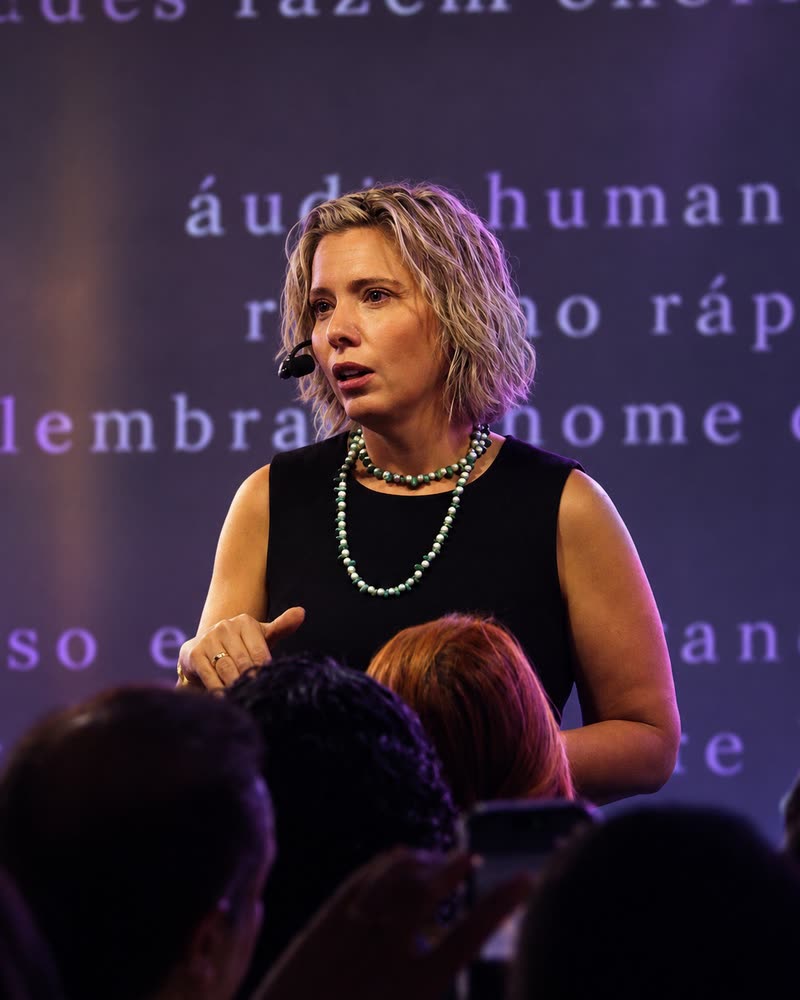 Dra. Alice Bacilla Munhoz da Rocha palestrando, ao microfone